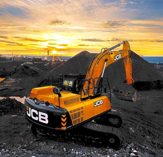 حفارة JCB عند الغروب - معدات ثقيلة للمقاولين في السعودية