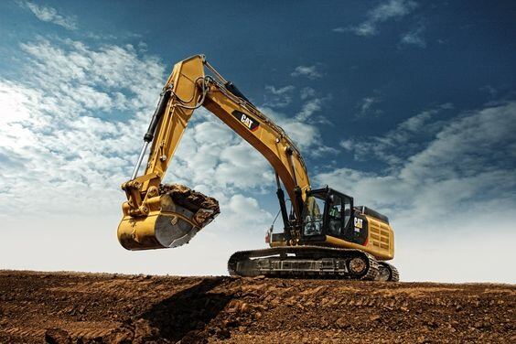 حفارة كاتربيلر ثقيلة في موقع بناء بالمملكة العربية السعودية - JASARA heavy equipment rental